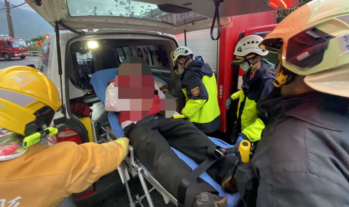 ▲蘇花公路今（16）日發生遊覽車撞山壁車禍，截至晚間8點已釀6死、39人輕重傷。（圖／宜蘭縣消防局提供）