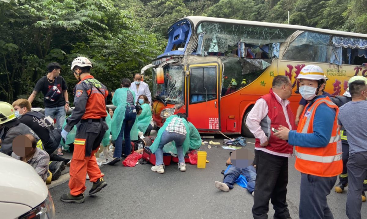 ▲蘇花公路遊覽車車禍最年輕罹難者21歲呂姓女大生，孝順陪父母出遊卻從此天人永隔，親友得知噩耗幾乎悲痛崩潰。今天頭七，家屬決定以呂女名義捐贈一輛復康巴士，留愛人間。(圖／宜蘭縣消防局提供）