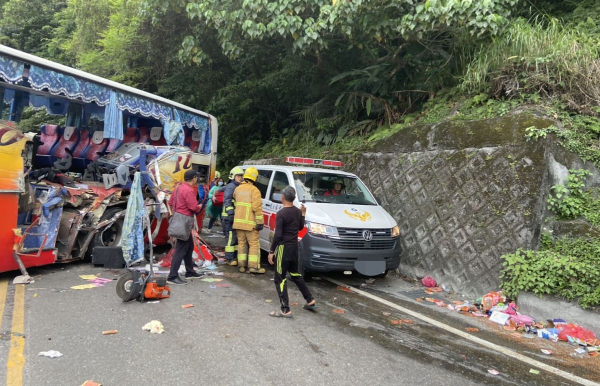 ▲蘇花公路遊覽車車禍喪生最年輕的呂女是大三生，相處3年的師生得知惡耗幾乎崩潰，導師說，上課時不自覺就淚流滿面，同學也淚眼相對；校方表示，將予畢業證書慰亡者 。(圖／宜蘭縣消防局提供）