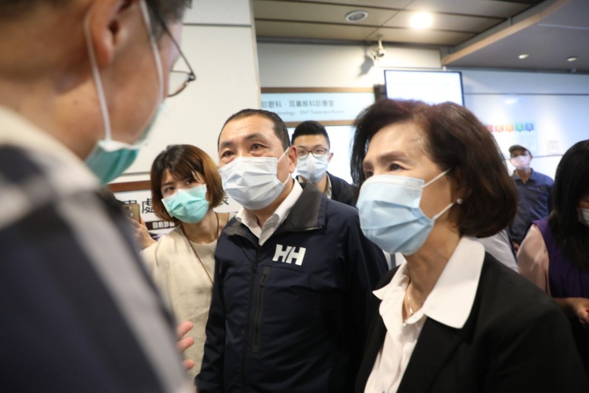 ▲新北市長侯友宜、宜蘭縣長林姿妙今晚也一起至宜蘭縣的博愛醫院及聖母醫院，探視受傷的新北市民。（圖／新北市政府新聞局提供）