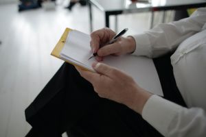▲經理、面試(示意圖/翻攝pexels) ▲原PO表示物價房價漲翻,公務員的地位與薪水是不是「跌落神壇」了,貼文一出,也有人反揭2關鍵,直呼「還是很爽」。(示意圖/翻攝pexels)
