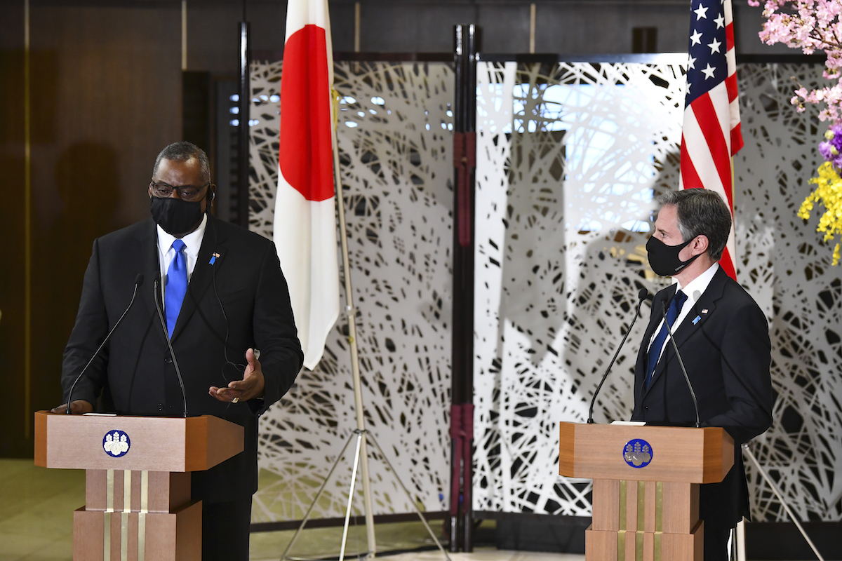 ▲美國國務卿布林肯（Antony Blinken）、國防部長奧斯汀（Lloyd Austin）在日本首相官邸發表談話。（圖／美聯社／達志影像）