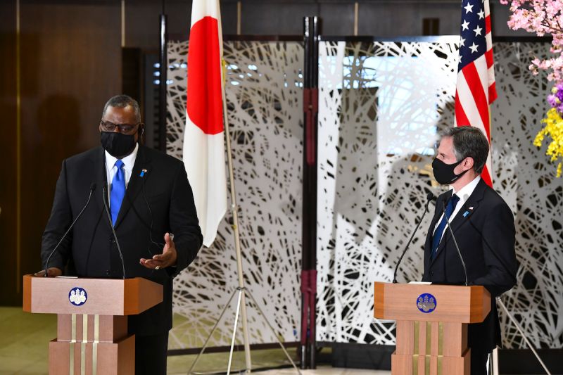 ▲美國國務卿布林肯（Antony Blinken）、國防部長奧斯汀（Lloyd Austin）在日本首相官邸發表談話。（圖／美聯社／達志影像）