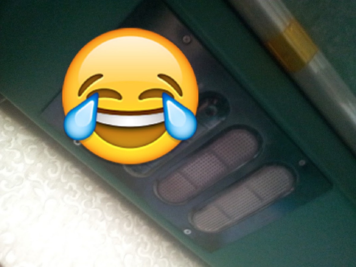 ▲一名男網友日前搭客運時，剛坐下就感覺空調對著頭吹，因此便抬頭想將出風口轉向，沒想到竟驚見「1奇葩傑作」，讓他瞬間愣住。（圖／翻攝自臉書社團《路上觀察學院》）