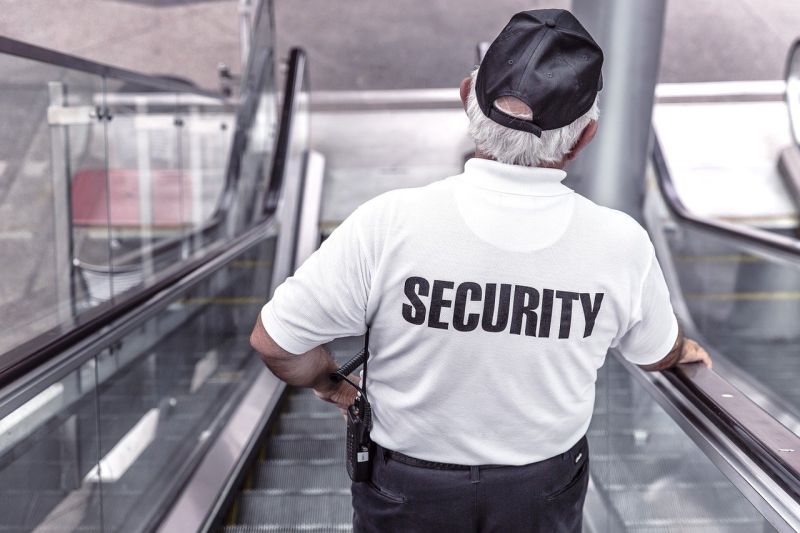 ▲網友們紛紛認為「警衛、保全類」的工作，很適合半退休的人去做。（示意圖，圖中人物與本文無關／翻攝Pixabay）