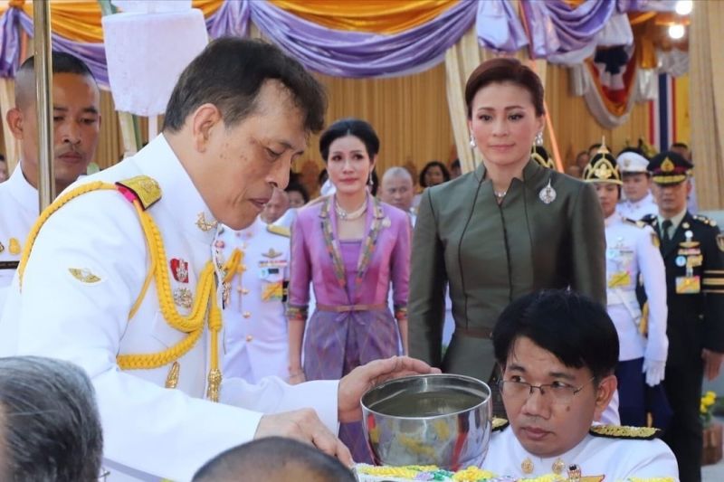 ▲泰國貴妃詩妮娜被媒體拍到，看向王后素提達的眼神「意味深長」。外媒記者在推特上分享照片。（圖／翻攝自Twitter）