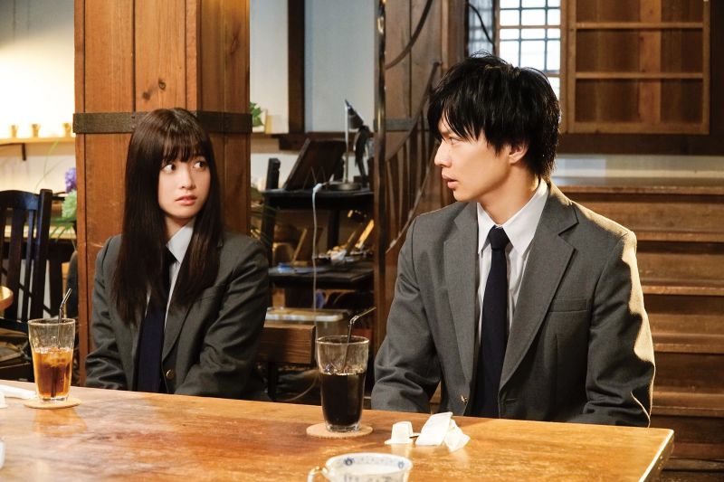▲片中,橋本環奈(左)跟佐藤大樹互看不順眼。(圖/Catchplay)
