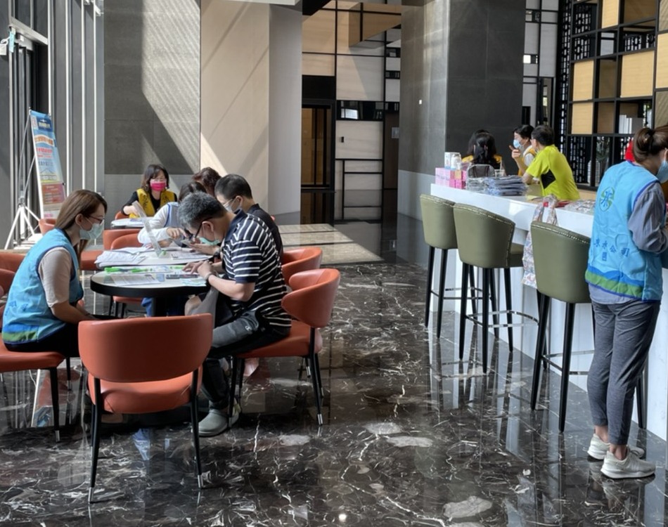 ▲ 水公司深入社區宣導電子帳單及節約用水，一起響應環保愛地球。(圖／記者黃守作攝，2021.03.17) 