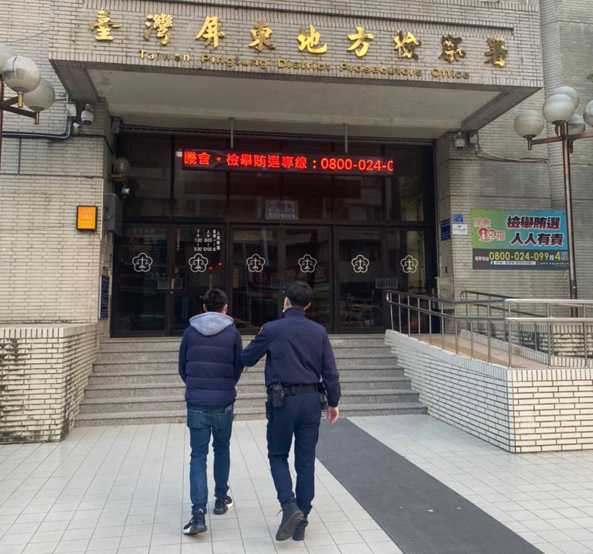 ▲因犯詐欺案遭到屏東地檢署通緝的孔姓男子，因為家境困苦又撫養一名7歲幼兒，大園警方暖心大發全程載送他返家。（圖／大園分局提供）