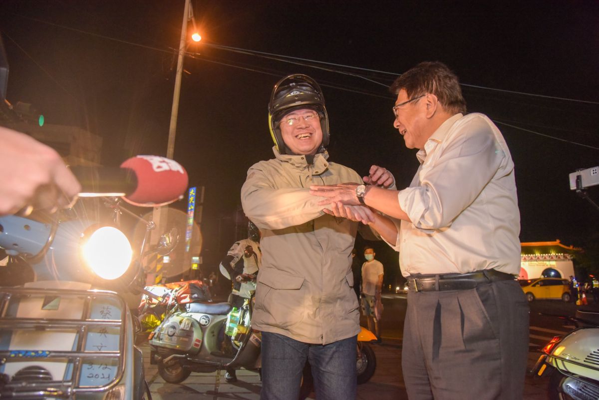 ▲基隆市長林右昌（左）與屏東縣長潘孟安（右）加入「鮭魚」改名風潮。（圖／潘孟安臉書）