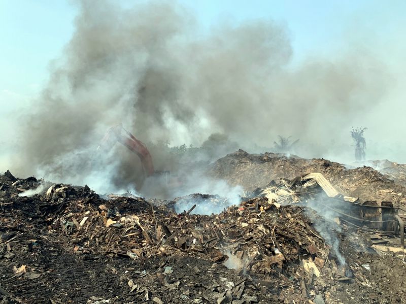 屏東縣萬巒廢棄木材回收廠火警　預計19日開挖完撲滅悶燒
