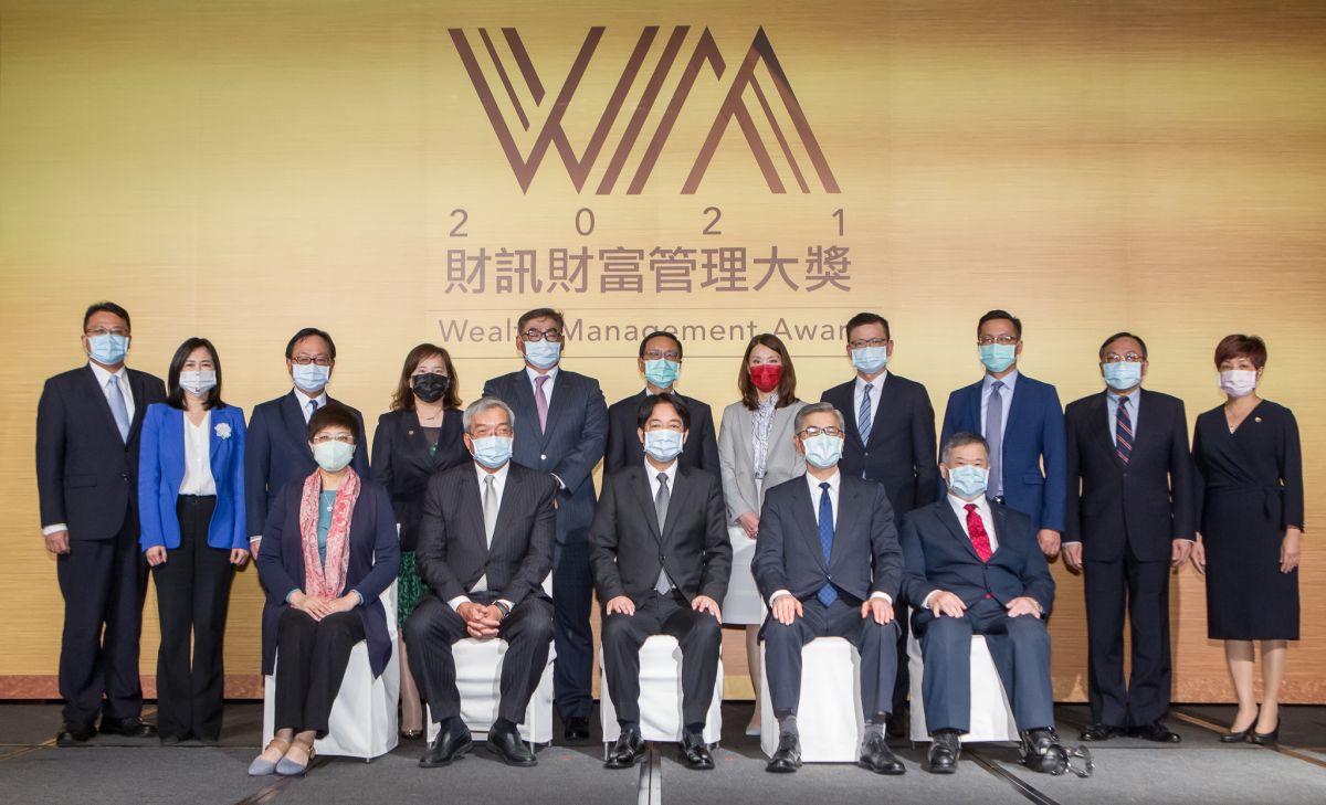 ▲副總統賴清德與本國銀行得獎者合照。（圖／財訊提供）