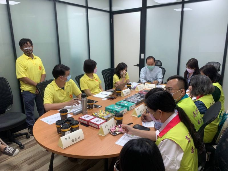 ▲毒防局局長林瑩蓉與第一線社工人員對談。(圖/高市毒防局提供)