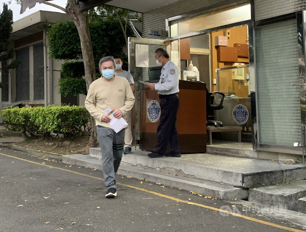 ▲遠航董事長張綱維（前）17日獲台北地院裁定以新台幣1億元交保停押；完成交保程序後，張綱維傍晚步出台北看守所。中央社記者沈佩瑤攝 110年3月17日