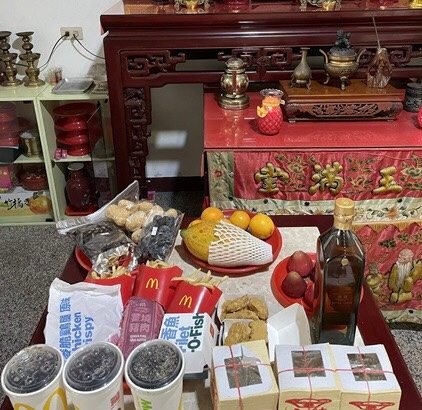 ▲爺爺生前時常要求弟弟陪他去吃,實際上是要帶愛吃麥當勞的弟弟去享用,但弟弟還小,誤以為爺爺最喜歡的食物是麥當勞。(圖/Dcard)