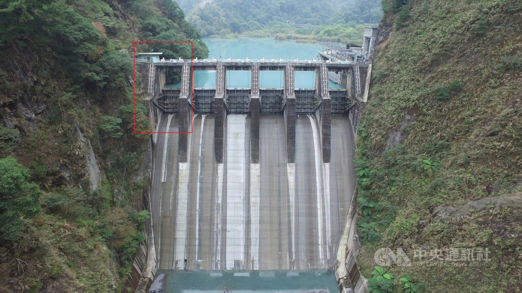 ▲台電大觀發電廠武界壩6號閘門（紅圈處）去年9月13日凌晨4時多異常開啟放水，造成下游溪床野營客4死。（圖/中央社）