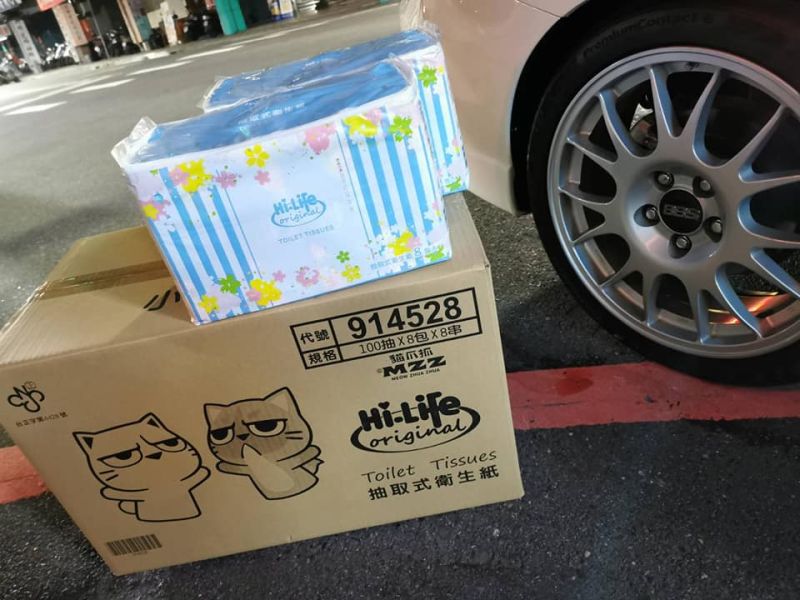 ▲除了蛋塔之外,同一時間連鎖超商萊爾富的衛生紙售價也疑出包,100抽8包的衛生紙竟只賣30元。(圖/翻攝自臉書《台灣達人秀》)