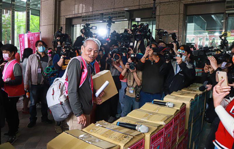 ▲藻礁公投連署18日上午送交中選會,環團表示一共收到70萬3504份。(圖/記者葉政勳攝,2021.03.18)
