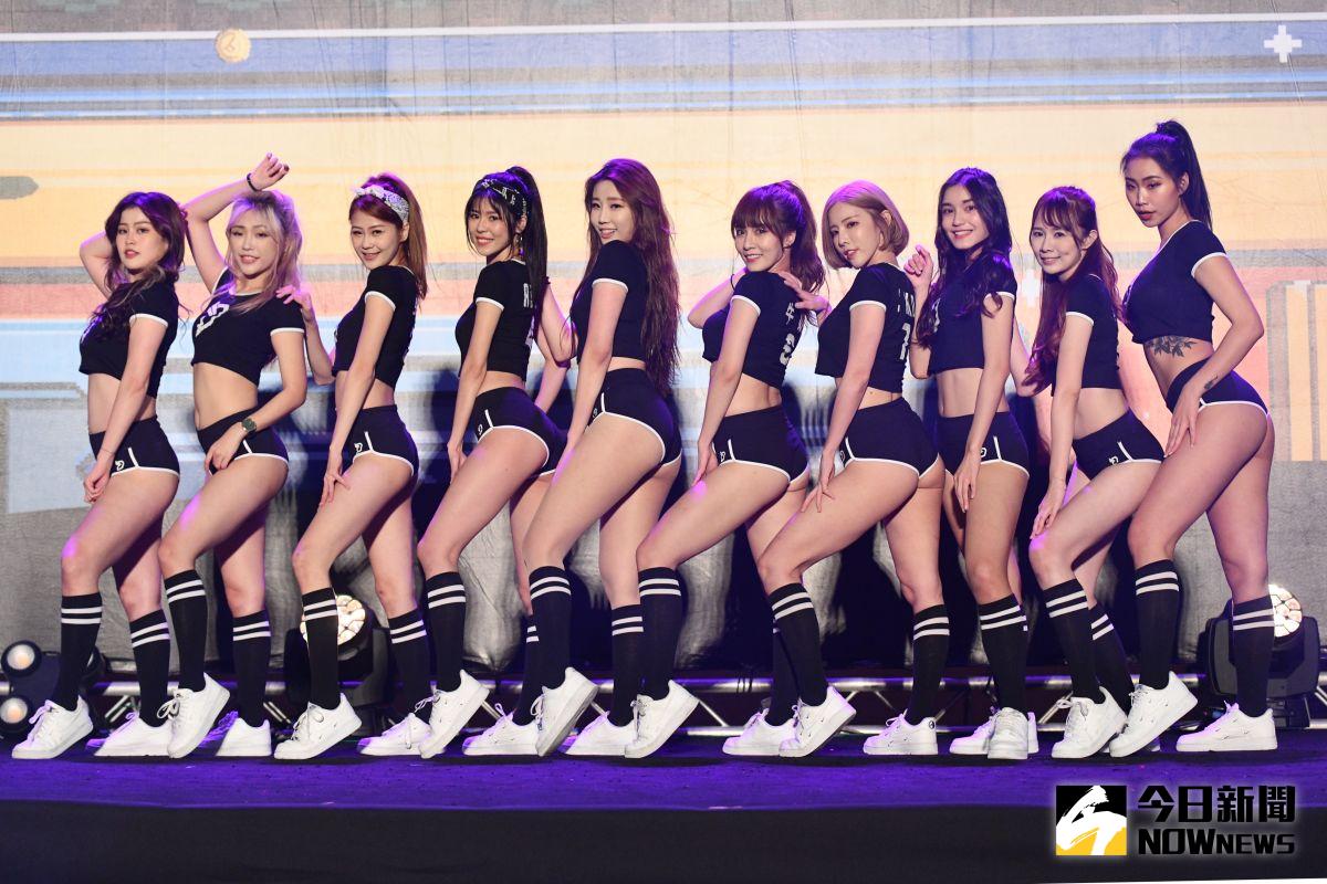 ▲Formosa Sexy現身春酒表演。（圖／記者林柏年攝 , 2021.3.12）