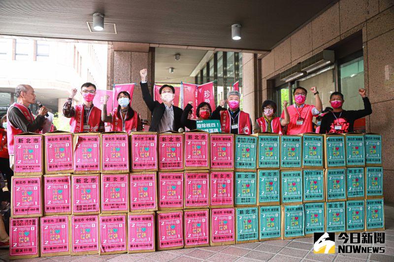▲環團發起珍愛桃園藻礁公投,將70萬連署書送至中選會。(圖/記者葉政勳攝