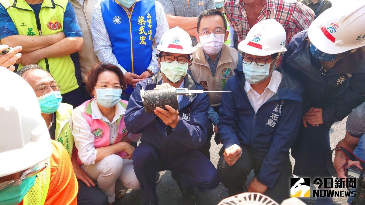 ▲高雄市長陳其邁視察高鳳路路平工程，並現場進行道路鑽心取樣，現場量測瀝青厚度達14公分，高於10公分的標準。（圖／記者鄭婷襄攝，2021.03.18）