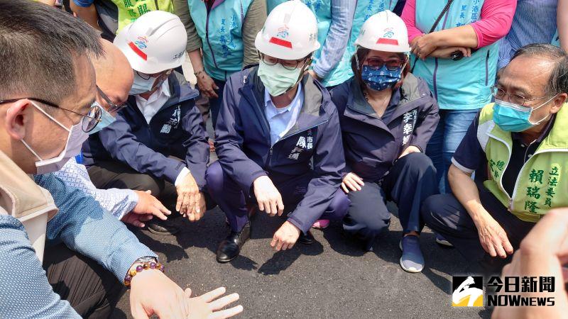 ▲陳其邁視察高鳳路路平工程,改質三型瀝青混凝土鋪面材質抗車轍能力高出一般路面的AC-20瀝青混凝土5.6倍。(圖/記者鄭婷襄攝,2021.03.18)