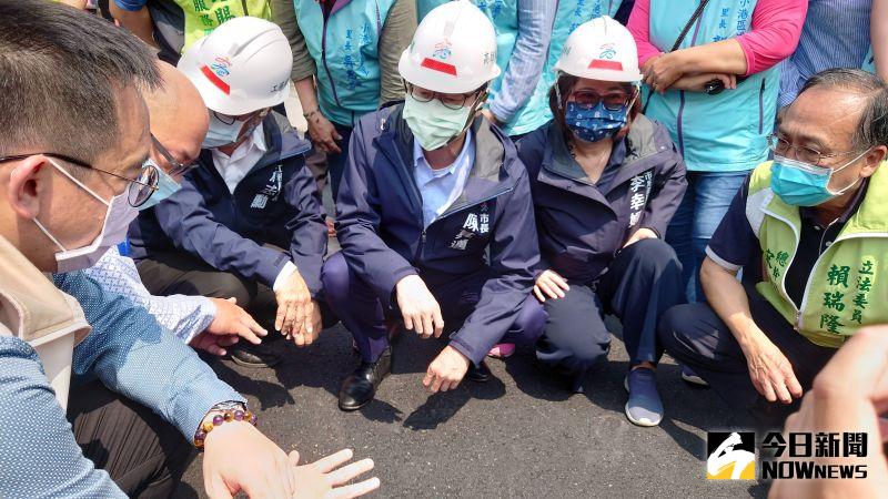 ▲陳其邁視察高鳳路路平工程，改質三型瀝青混凝土鋪面材質抗車轍能力高出一般路面的AC-20瀝青混凝土5.6倍。（圖／記者鄭婷襄攝，2021.03.18）