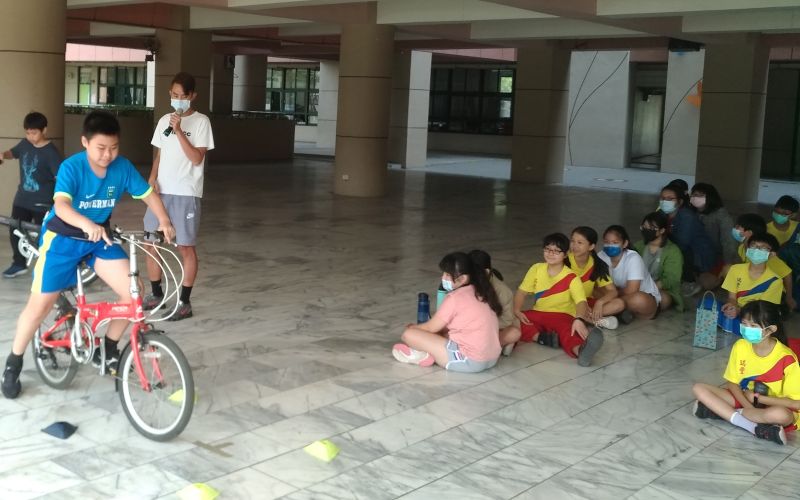 ▲專業教練向學童解說騎乘自行車安全駕駛的觀念。(圖／記者黃守作攝，2021.03.18)