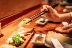 ▲日本連鎖迴轉壽司店近日推出活動，只要名字與「鮭魚」同音同字，即可享免費優惠，不過這也讓部分員工叫苦連天。（示意圖，圖中人物與文章中內容無關／取自 pixabay ）