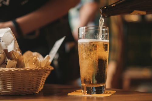 14歲前飲酒「成癮風險激增」！專家籲：家長以茶代酒、勿教壞小孩
