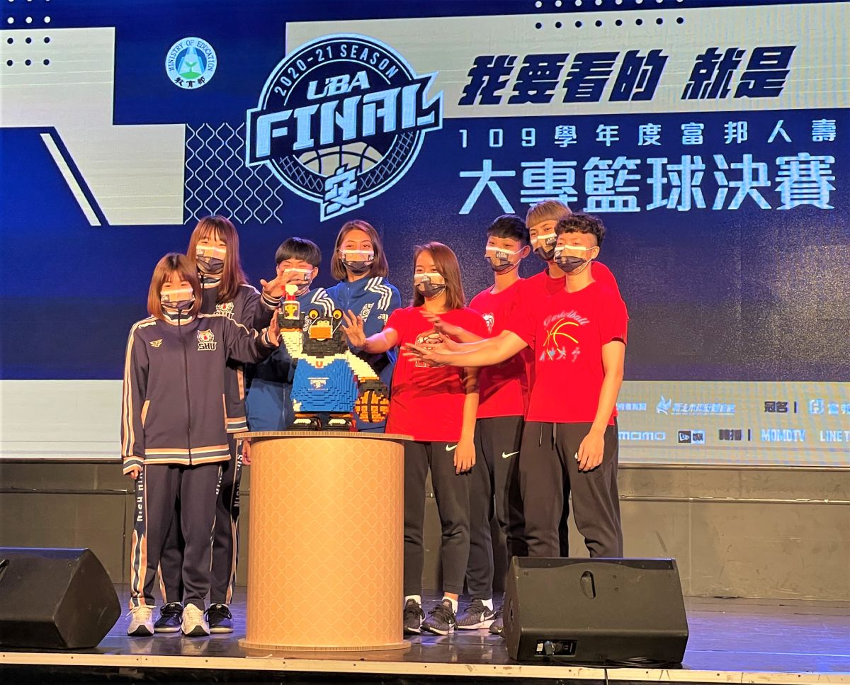 ▲109學年度富邦人壽UBA決賽將於20、21日於台北小巨蛋開打，賽前記者會女子組球員和冠軍獎盃合照。（圖／鍾東穎攝 ,2021.03.18）
