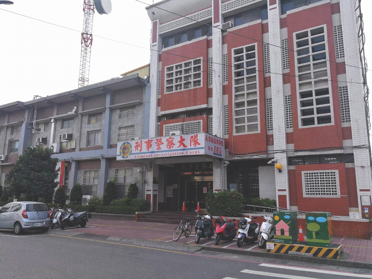 ▲屏東縣警局刑警大隊偵二隊邱姓隊長涉嫌貪污治罪條例案，18日12許遭廉政署尾隨在警局門口逮捕移送地檢署偵辦。（圖／記者黃正忠攝, 2021.03.18）