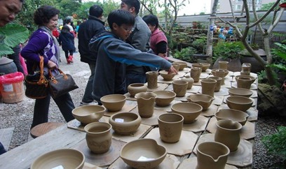 ▲賞完麥田風光,順道拜訪「趙家窯」,體驗結合「陶」與「麥」燒製而成的陶器。(圖/觀旅局提供)