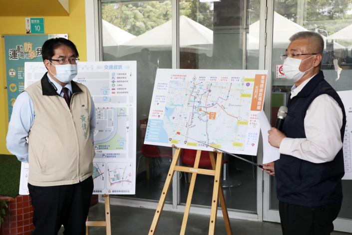 ▲黃偉哲仔細聆聽警察局長方仰寧說明演唱會當天交管及安全秩序維護工作安排（圖／台南市政府提供）