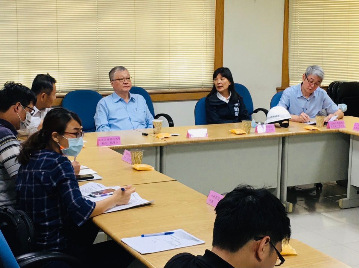 ▲環保局長張瑞琿(右二)、副局長高宗永(右一)聽取中聯公司簡報說明。（圖／高市環保局提供）