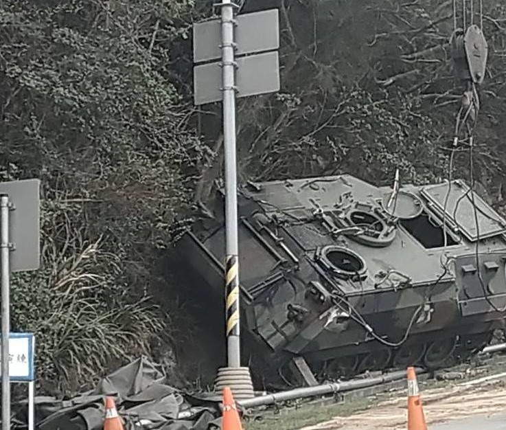 ▲陸軍馬祖防衛部南竿守備大隊一輛CM21裝甲車，今（18）日傳出訓練時不慎擦撞山壁邊坡。(圖／馬防部提供)