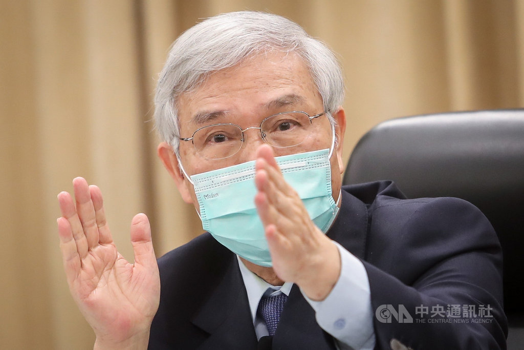 ▲中央銀行18日舉行第1季理監事會，總裁楊金龍會後出席記者會表示，對2021年經濟展望則更為樂觀，上修今年經濟成長率至4.53%。中央社記者裴禛攝　110年3月18日