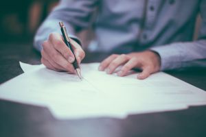▲一名男網友想離職,豈料老闆卻跟他說「我要提拔你」,讓他覺得很無言,貼文一出,引起熱議。(示意圖,圖中人物與文章中內容無關/取自 pixabay ) ▲有網友抱怨,雖然目前月薪8萬2,但經常性加班、工作可見度低等原因,讓他萌生離職的念頭。(示意圖,圖中人物與文章中內容無關/取自 pixabay )