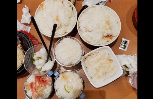 ▲員工爆料不少鮭魚來吃免錢的,但卻留下一堆廚餘。(圖/噗浪)