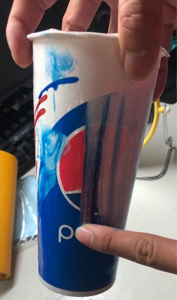 ▲網友分享自己去買肯德基飲料時,卻發現杯子外圍開始掉色。(圖/Dcard)