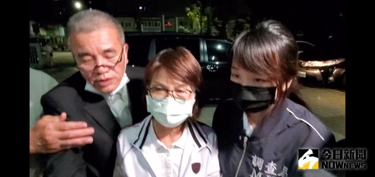 ▲高雄市議長曾麗燕凌晨被裁定以200萬元交保。（圖／記者鄭婷襄攝，2021.03.19）