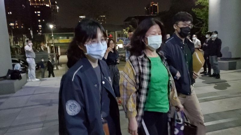 ▲檢方認為曾麗燕胞妹曾麗鴻有串證的可能性,向法院聲押。(圖/記者鄭婷襄攝,2021.03.19)