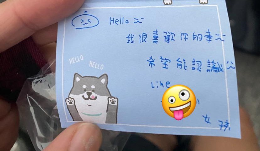 ▲高雄一位神秘「女孩」到處在別人車上留紙條，引發網友討論。（圖／翻攝自《爆廢1公社》臉書）