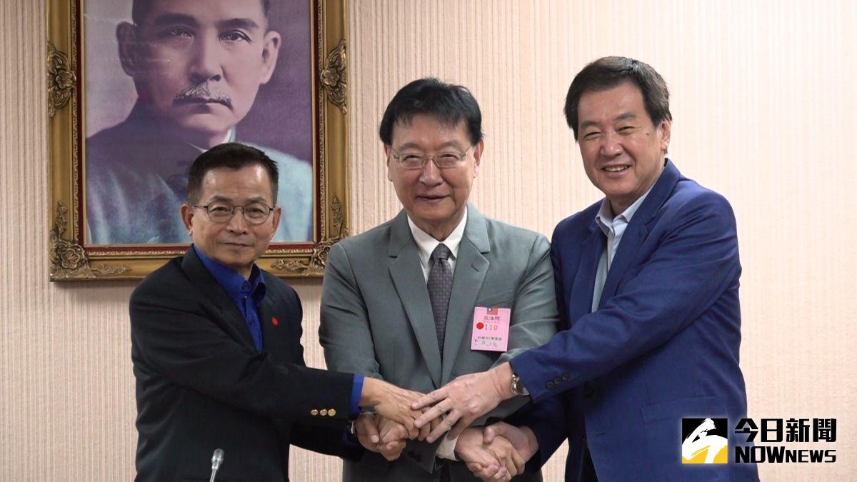 ▲國民黨立委賴士葆（左）、中廣董事長趙少康（中）召開修憲記者會，國民黨團總召費鴻泰（右）也到場支持。（圖／記者朱永強攝，2022.03,19）