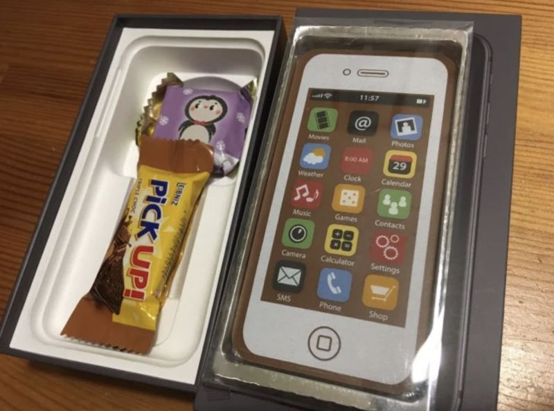 ▲當原PO下一秒一打開的時候，卻發現「原來包裝盒內是假iPhone和餅乾巧克力」。（圖／翻攝自《Dcard》）