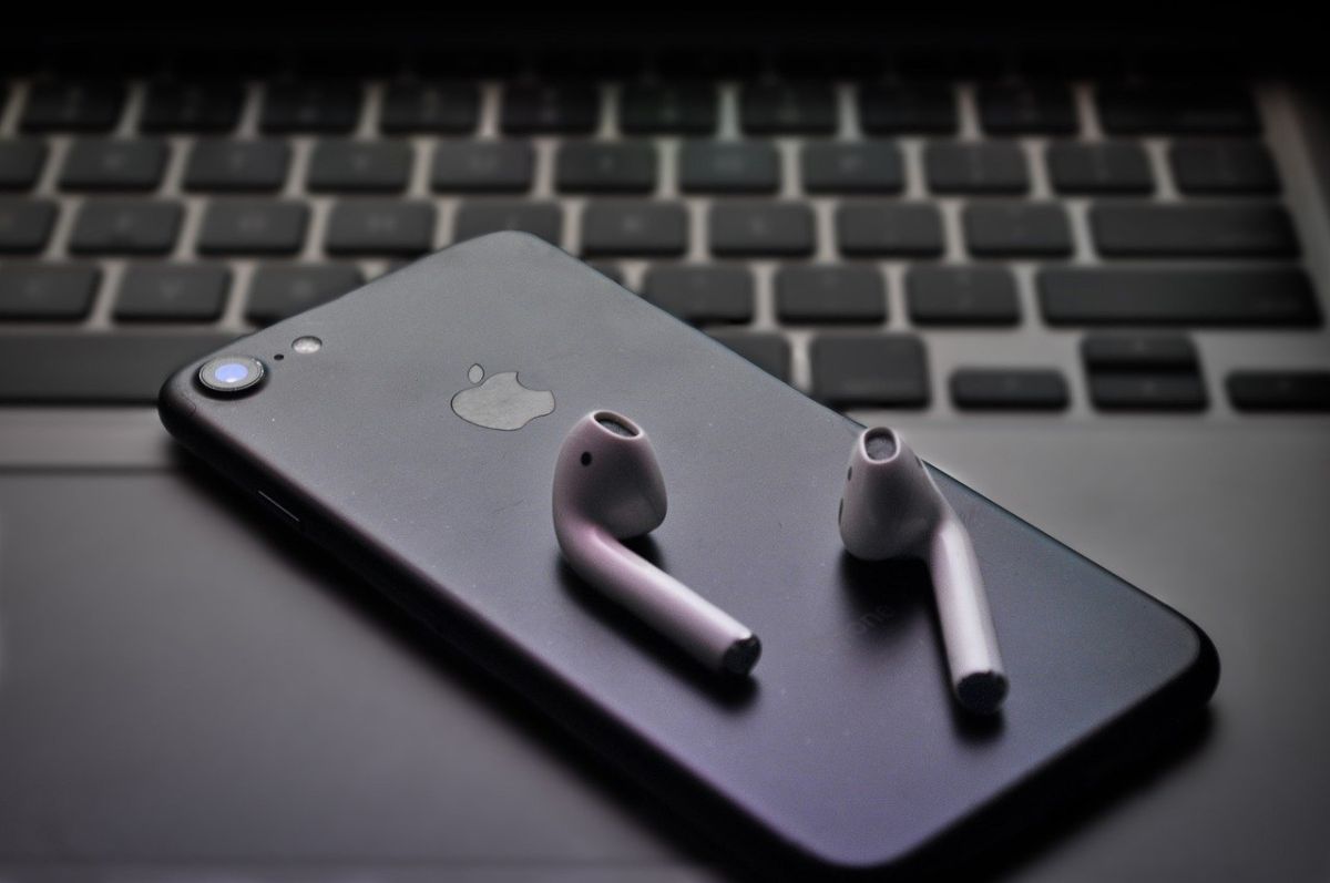 ▲有女網友指出，近其發現弟弟有了AirPods，讓她忍不住調侃幾句，沒想到媽媽卻反駁表示「那個才六百塊很便宜耶！」隨即讓她當下戳破真相。（示意圖／翻攝Pixabay）