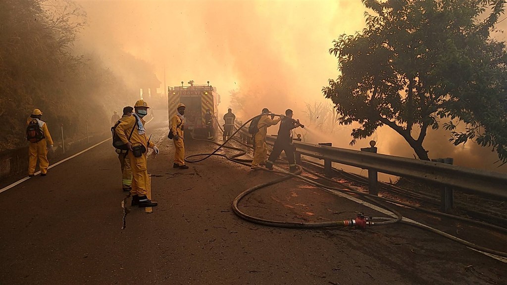 ▲嘉義縣達邦公路18日下午2時發生林班地火警，滅火不易，林管處森林護管員及嘉義縣政府消防局19日清晨撒水灌救。（圖/翻攝嘉義林區管理處網頁）