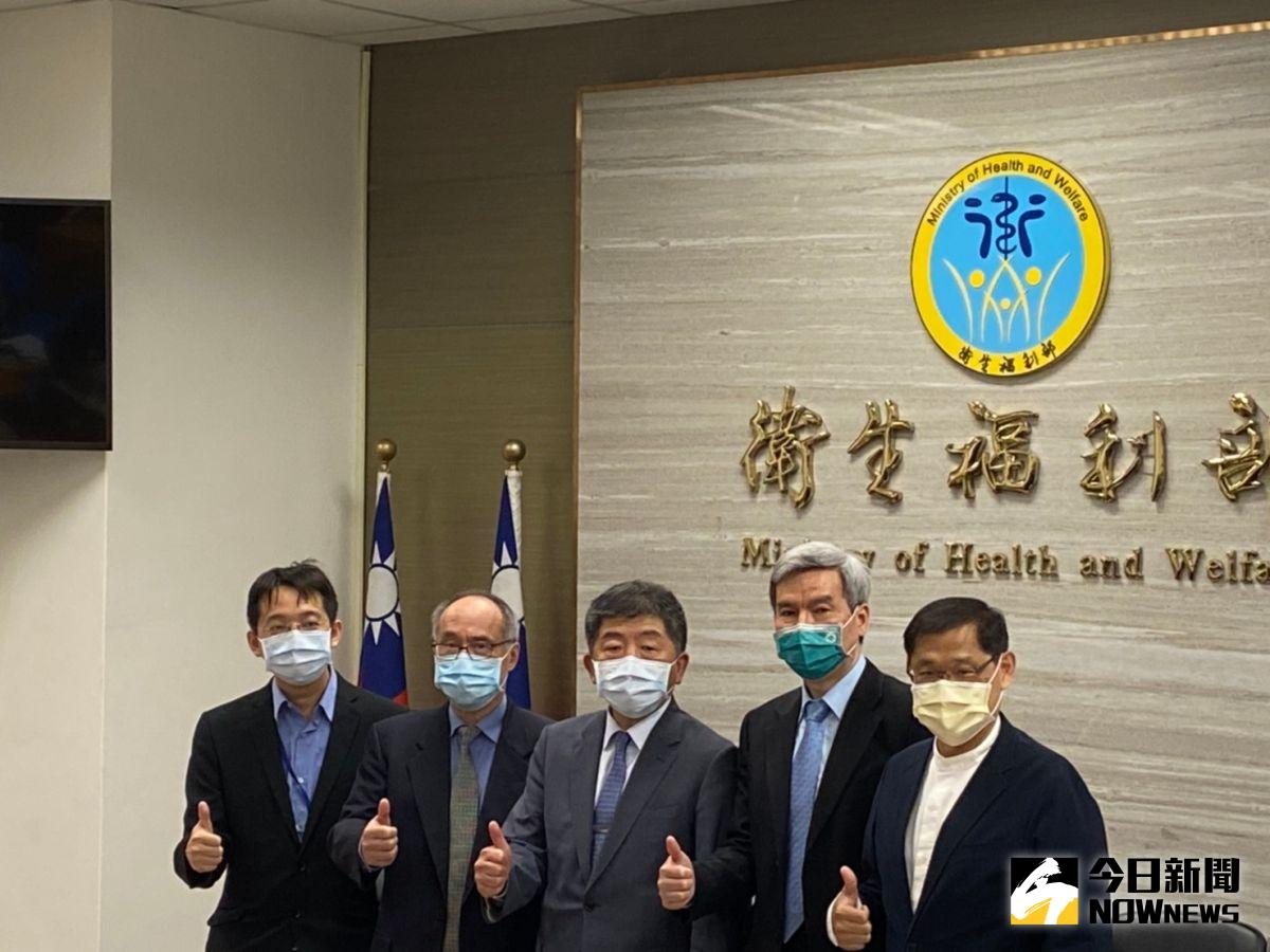 ▲中央流行疫情指揮中心指揮官陳時中（中）今（19）日透露，將會於今晚對外公布COVID-19疫苗開打時程。（圖／記者賴志昶攝）