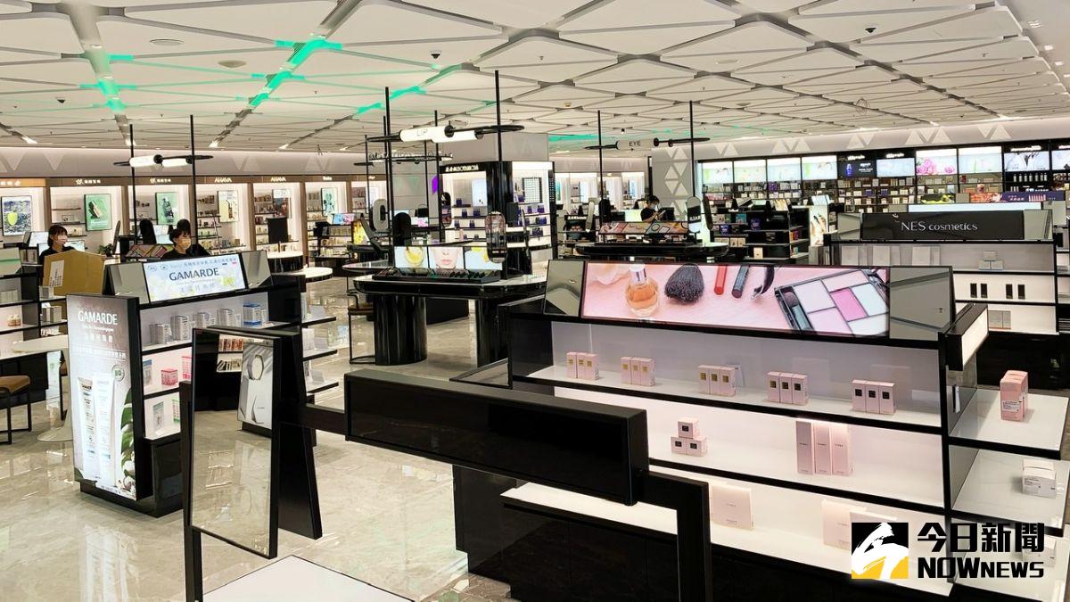 ▲iGlamour 打造彩妝、保養、香氛、髮品及美妝小物五大專區，寬敞明亮的空間有逛免稅店的偽出國感。（圖／記者陳美嘉攝，2021.03.19）