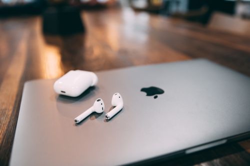 ▲不少果粉本來要等今年BTS方案換購MacBook還可以換新耳機，結果今年因為蘋果大漲價，優惠幅度縮水也取消實體贈品，讓不少果粉超悲劇。（示意圖／Unsplash）